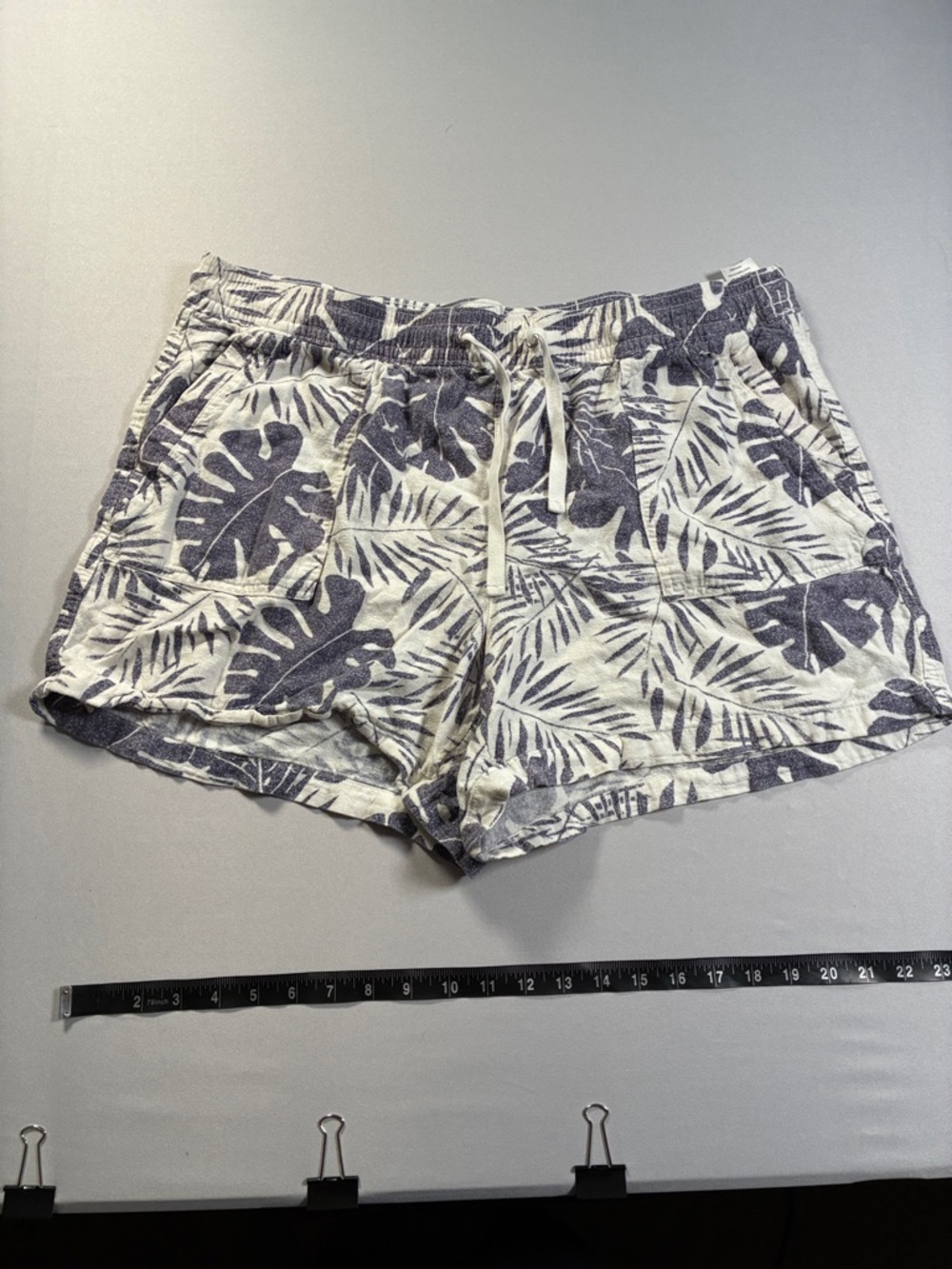 Nautica Tropical Leaf Print Elastic Waist Shorts in Gray and Cream Womens XXL